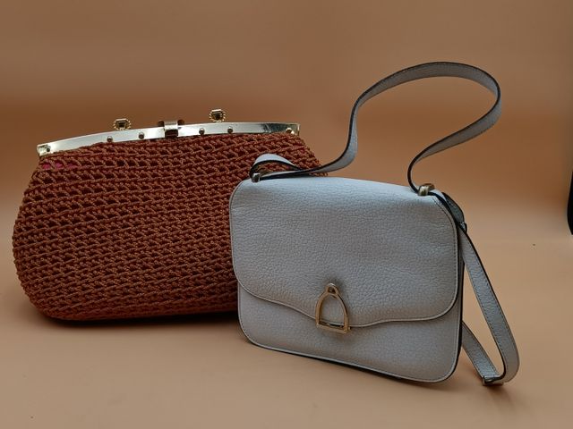Petit sac en cuir blanc bride réglable. On y joint 1 petit sac tr