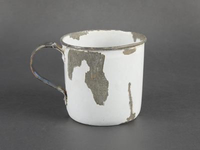 Mug britannique. En métal émaillé blanc et noir.