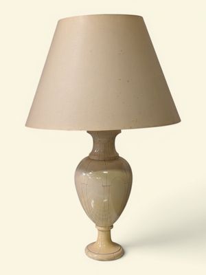 une lampe de table avec un abat-jour beige