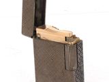 un briquet posé sur une table