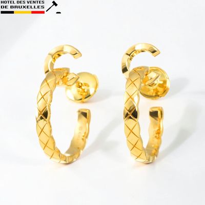 paire de boucles d'oreilles créoles plaquées or sur fond blanc