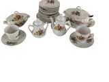 une photo montrant un ensemble de plats, tasses et soucoupes en porcelaine