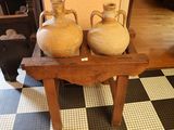 deux vases posés sur une petite table dans une pièce
