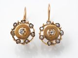 une photo d'une paire de boucles d'oreilles ornées de perles et de diamants