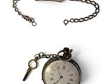 une montre de poche munie d'une chaîne et d'une clé attachée à celle-ci