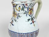 un vase bleu et blanc orné d'un motif floral