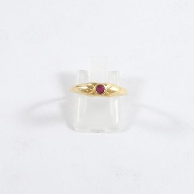 une image d'une bague en or avec une pierre en rubis