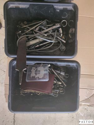 une boîte posée par terre, contenant un trousseau de clés