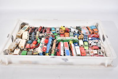 de nombreux modèles différents de petites voitures dans un bac en plastique