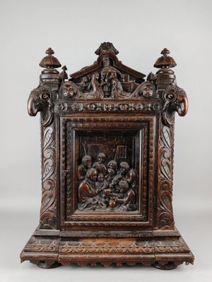 une vieille horloge en bois ornée de sculptures et de gravures