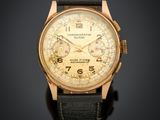 gros plan d'une montre sur une surface noire