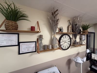 Cinq étagères en bois, suspendues