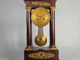 une horloge posée sur un support sur une table