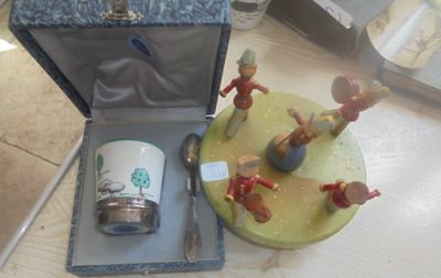Des figurines de poupées sont posées dans une boîte bleue sur une table
