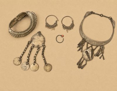 beaucoup de bijoux posés sur la table