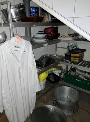 une chemise blanche suspendue à un cintre dans une cuisine