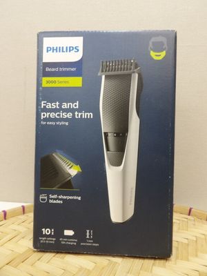 La boîte de la tondeuse à barbe Philips est ouverte sur la table.