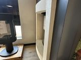 une bouteille de vin posée par terre devant une cheminée
