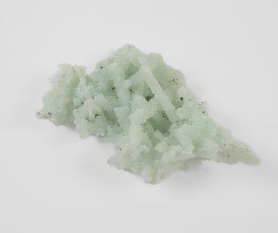 quelques cristaux verts sur une surface blanche sur une surface blanche