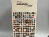 un gros plan sur une grande vitrine sur laquelle sont accrochées des photos