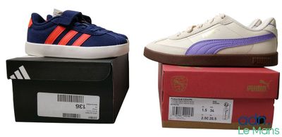 trois paires de chaussures sont posées sur des cartons, sur un fond blanc