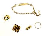 plusieurs bijoux, dont un bracelet, une bague et un bracelet