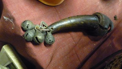 un objet métallique posé sur une table
