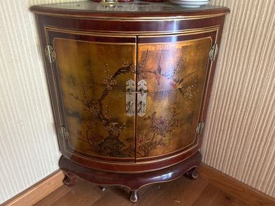 une armoire ornée d'un motif décoratif dans une pièce