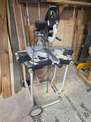 une photo d'une table sur laquelle est posée une scie circulaire