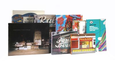 beaucoup de livres qui se trouvent sur l'étagère