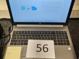 un ordinateur portable posé sur une table avec une étiquette de prix dessus