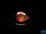 un losange orange sur fond noir