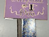 une enseigne violette ornée d'un motif doré et bleu