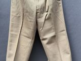 une photo d'un pantalon beige accroché au mur