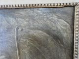 une photo d'un tableau représentant un cheval, sous cadre