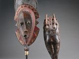 paire de masques africains en bois sur socles
