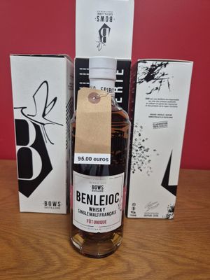La bouteille de Beneloc est posée à côté d'une boîte remplie de boîtes.