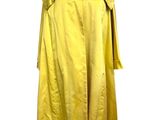 un imperméable jaune sur un mannequin, un mannequin, un mannequin, un mannequin, un mannequin, un mannequin, un mannequin, un mannequin, un mannequin