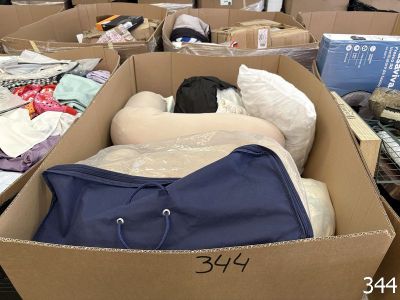 une boîte en carton remplie d'un grand nombre d'objets