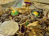 un tas de bijoux en or et en argent posés sur une table