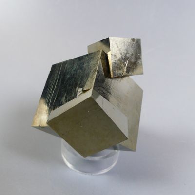 un objet métallique posé sur un verre