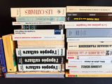 plusieurs livres empilés sur une table