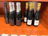 Des bouteilles de vin sont alignées sur une étagère dans un caviste