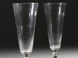 une paire de verres à pied en verre transparent posés sur une table blanche