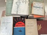 plusieurs livres sont empilés sur une table