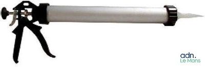 un gros plan d'un pistolet à peinture sur fond blanc