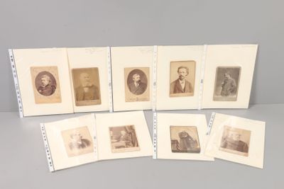 Plusieurs vieilles photos d'hommes et de femmes sont disposées sur une table