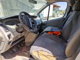 une photo d'une voiture abandonnée dans la boue