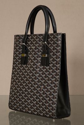 un sac à main marron et noir posé sur une table