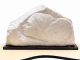 une sculpture représentant un rocher posé sur une table
